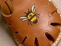 Angulus sandal brun med bi broderi